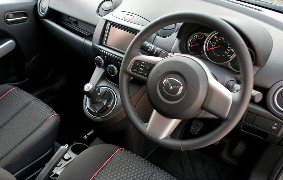  Mazda2 Venture Edition 2012 года  (фото 2 из 6)
